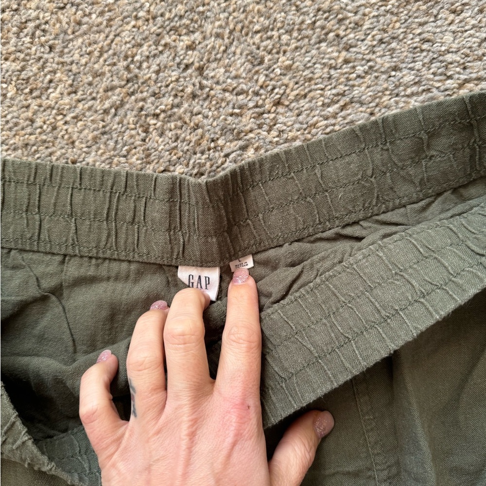 Women’s GAP (L) green linen shorts with drawstring